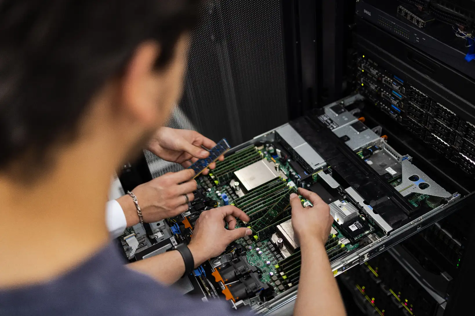 Zoom sur des techniciens intervenant sur un serveur